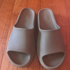 YEEZY SLIDE RESIN